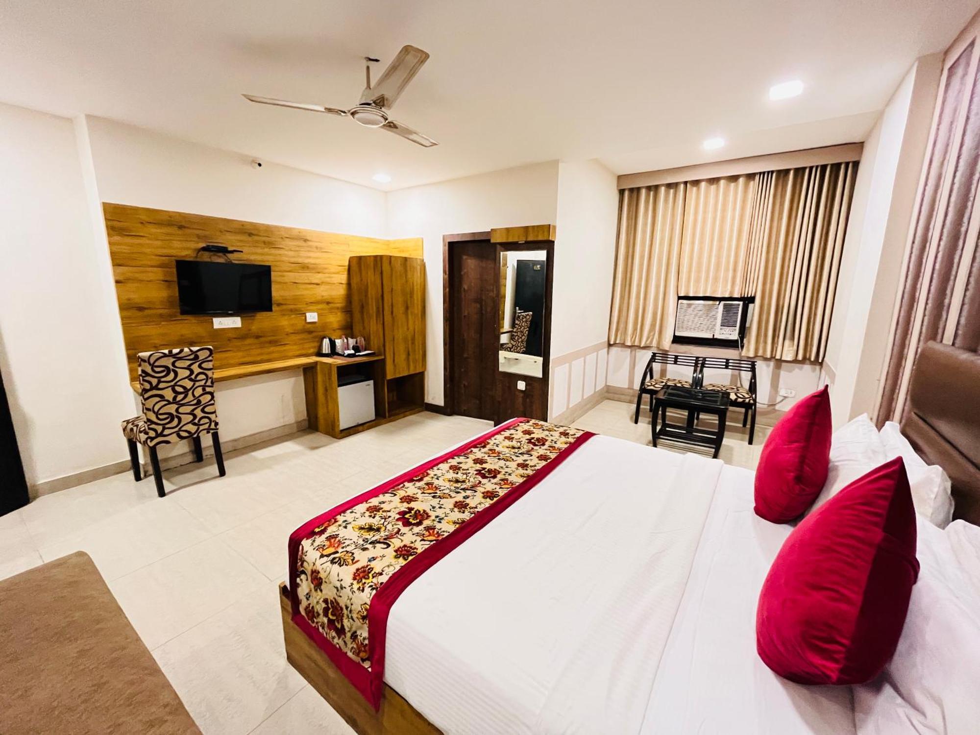Crown Hotel Agra Near Taj Mahal Exterior photo