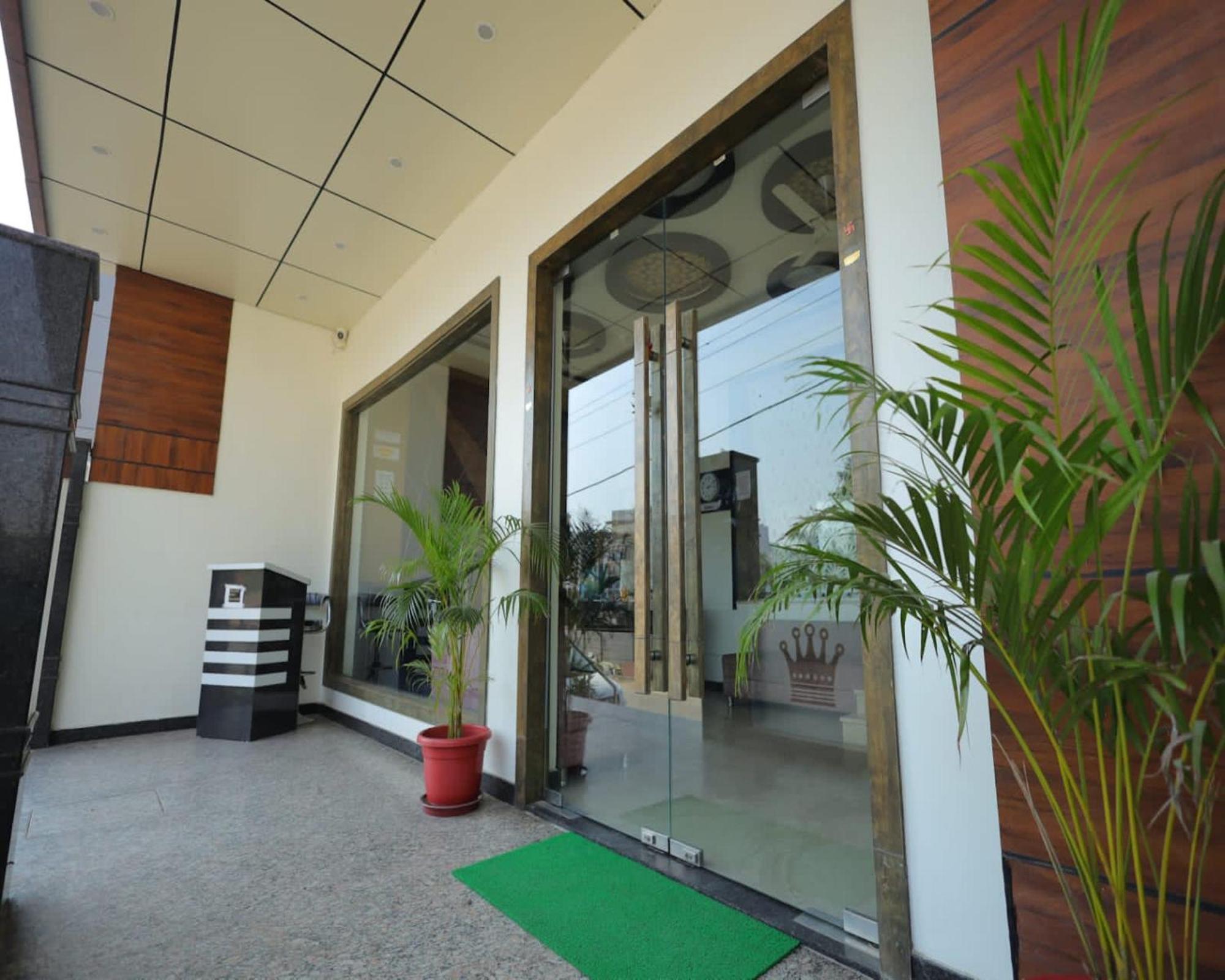 Crown Hotel Agra Near Taj Mahal Exterior photo