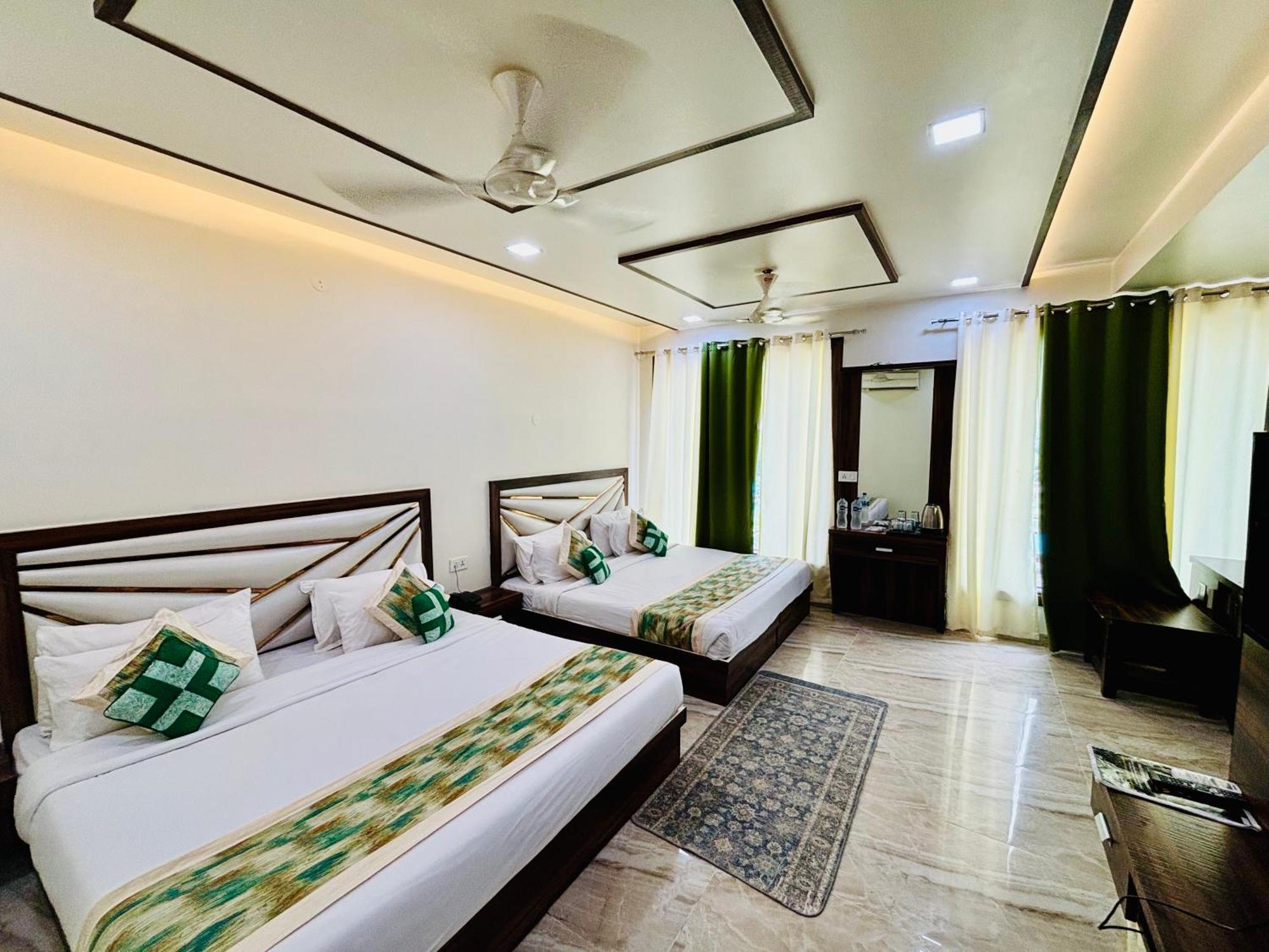 Crown Hotel Agra Near Taj Mahal Exterior photo